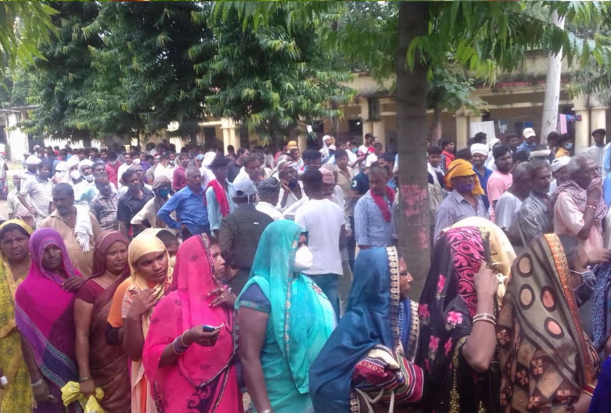 Corona vaccination people returned disappointed from many centers due to overcrowding during corona vaccination in Gorakhpur