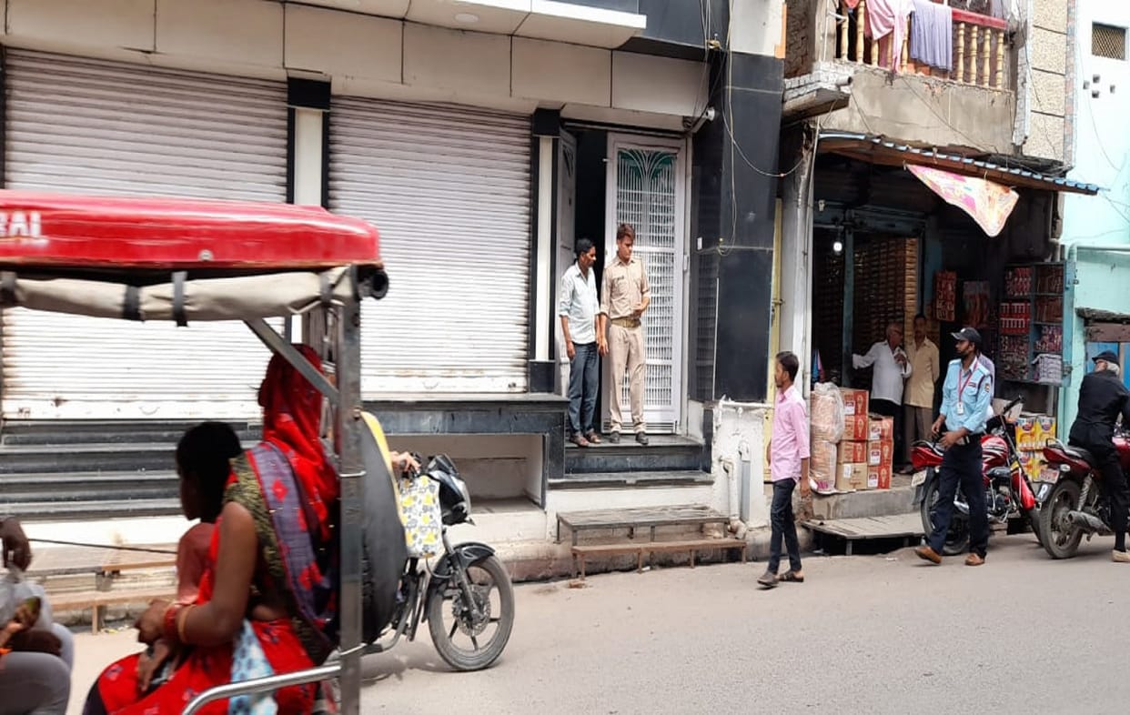 Income Tax Department raids in Jaunpur at  famous jewellery shop kirti kunj stir in city