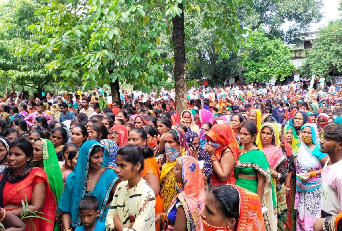 Corona vaccination people returned disappointed from many centers due to overcrowding during corona vaccination in Gorakhpur