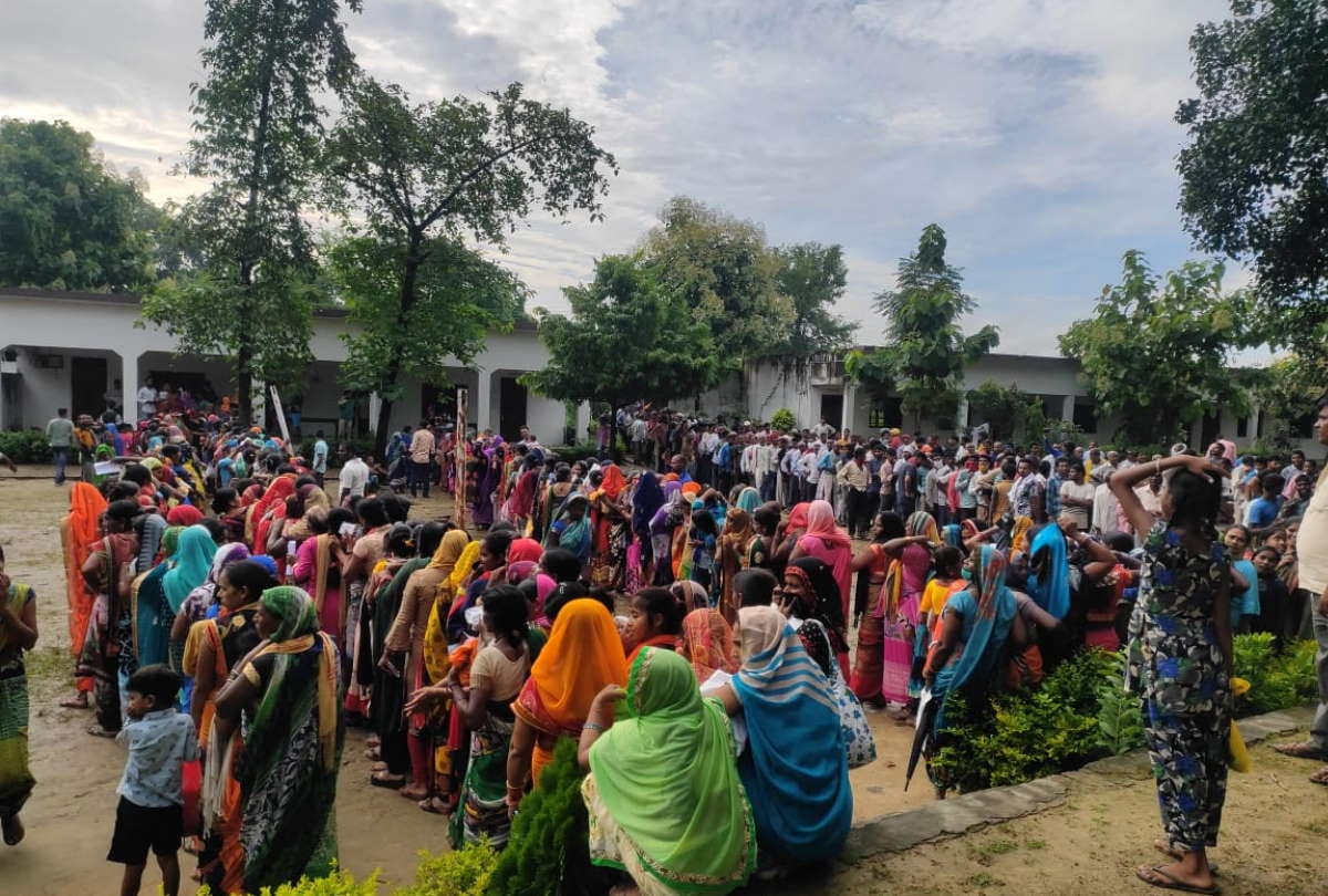 crowd gathered for vaccination in Gorakhpur latest photos of corona vaccination