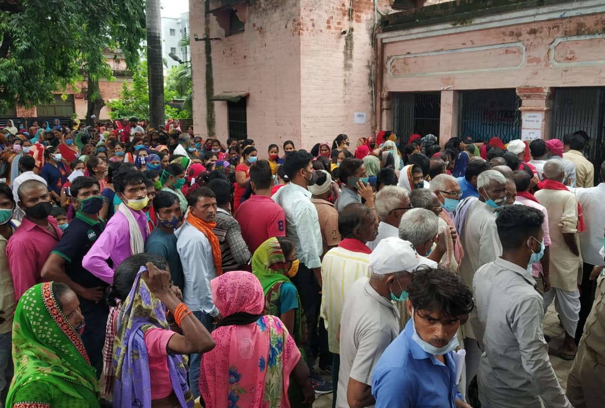Corona vaccination people returned disappointed from many centers due to overcrowding during corona vaccination in Gorakhpur