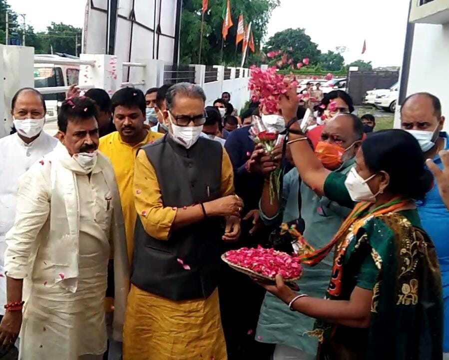 Mission 2022 BJP UP  in charge Radha Mohan Singh visit Varanasi meeting with leaders of organization
