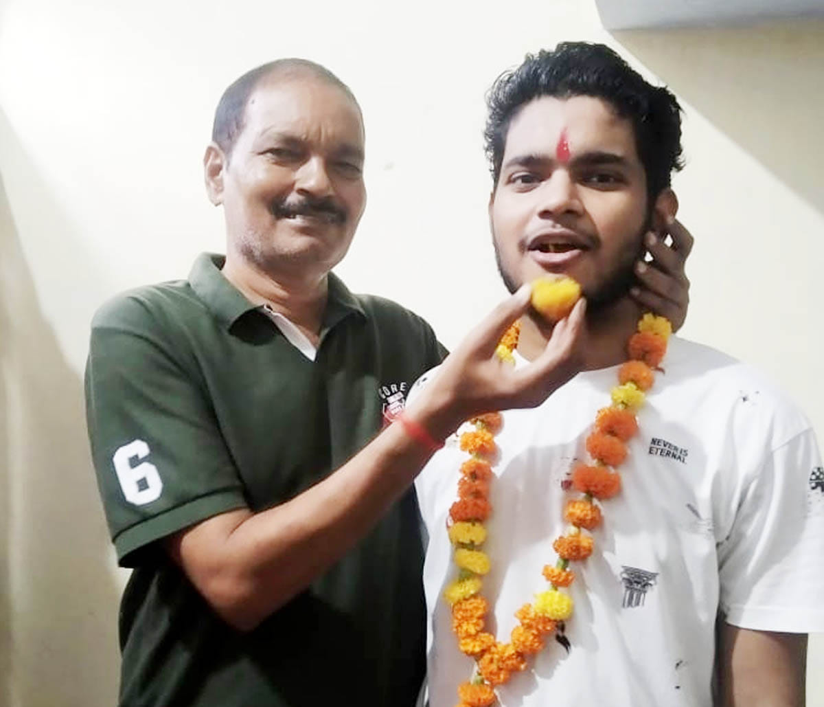Seeing the results of the examination, the faces of the students blossomed.