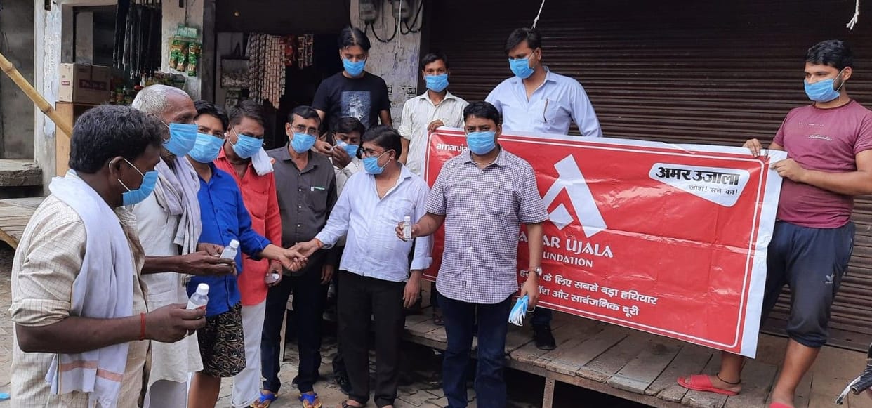 Hathras: Distribute masks and sanitizers to the needy