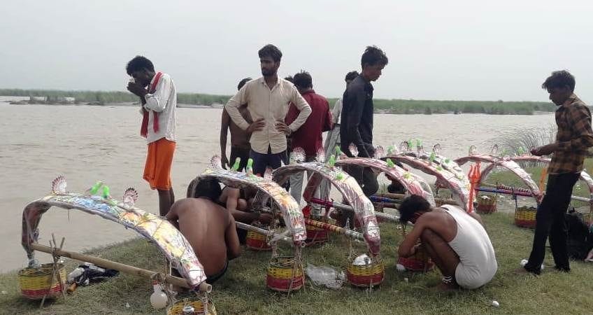 Kanwar Yatra: Faith is overshadowing the ban, Kanwars are filling in the areas adjacent to the Ganga Ghats