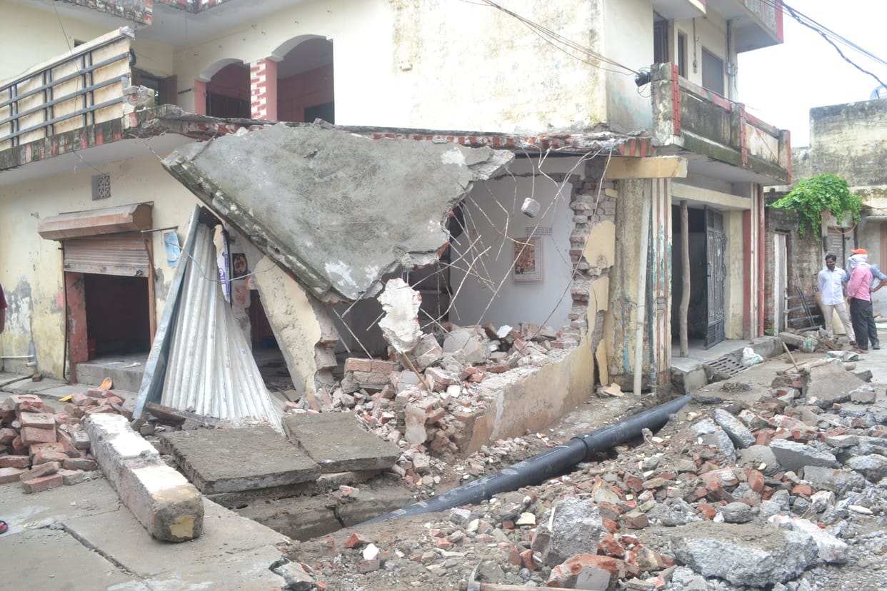 House collapsed due to road collapse in torrential rain