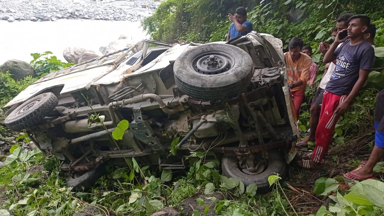 Worker dies after pickup overturns