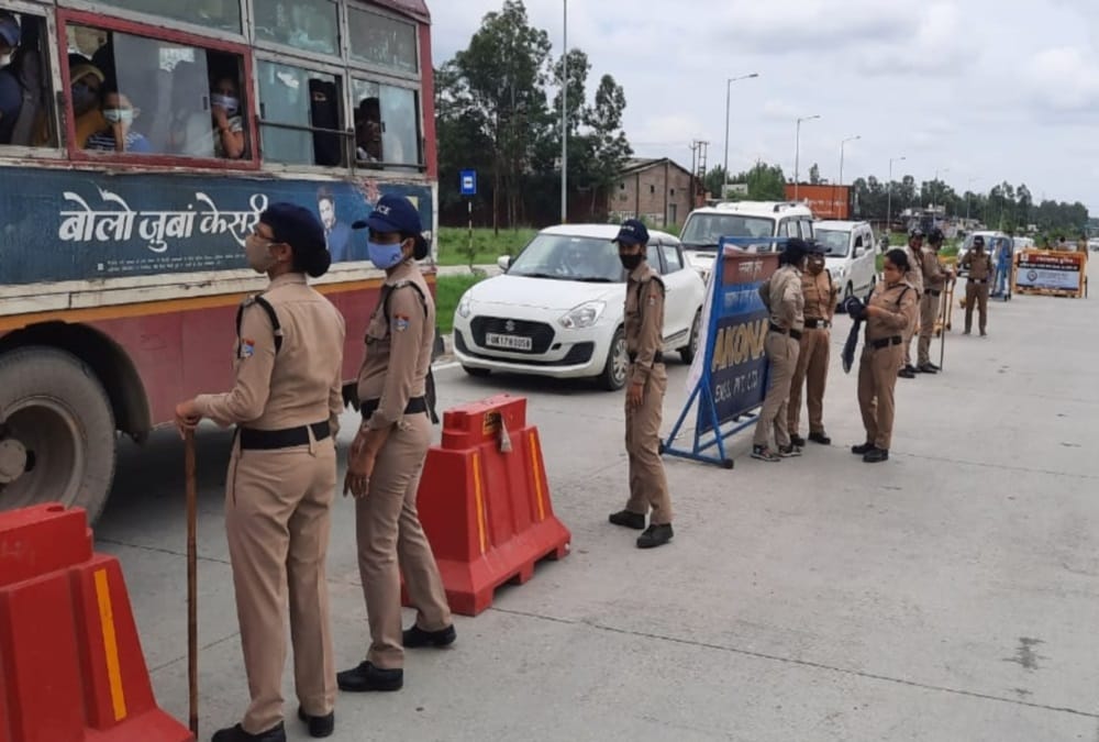 Kanwar Yatra postponed: 300 Kanwariya took Gangajal from haridwar border area photos