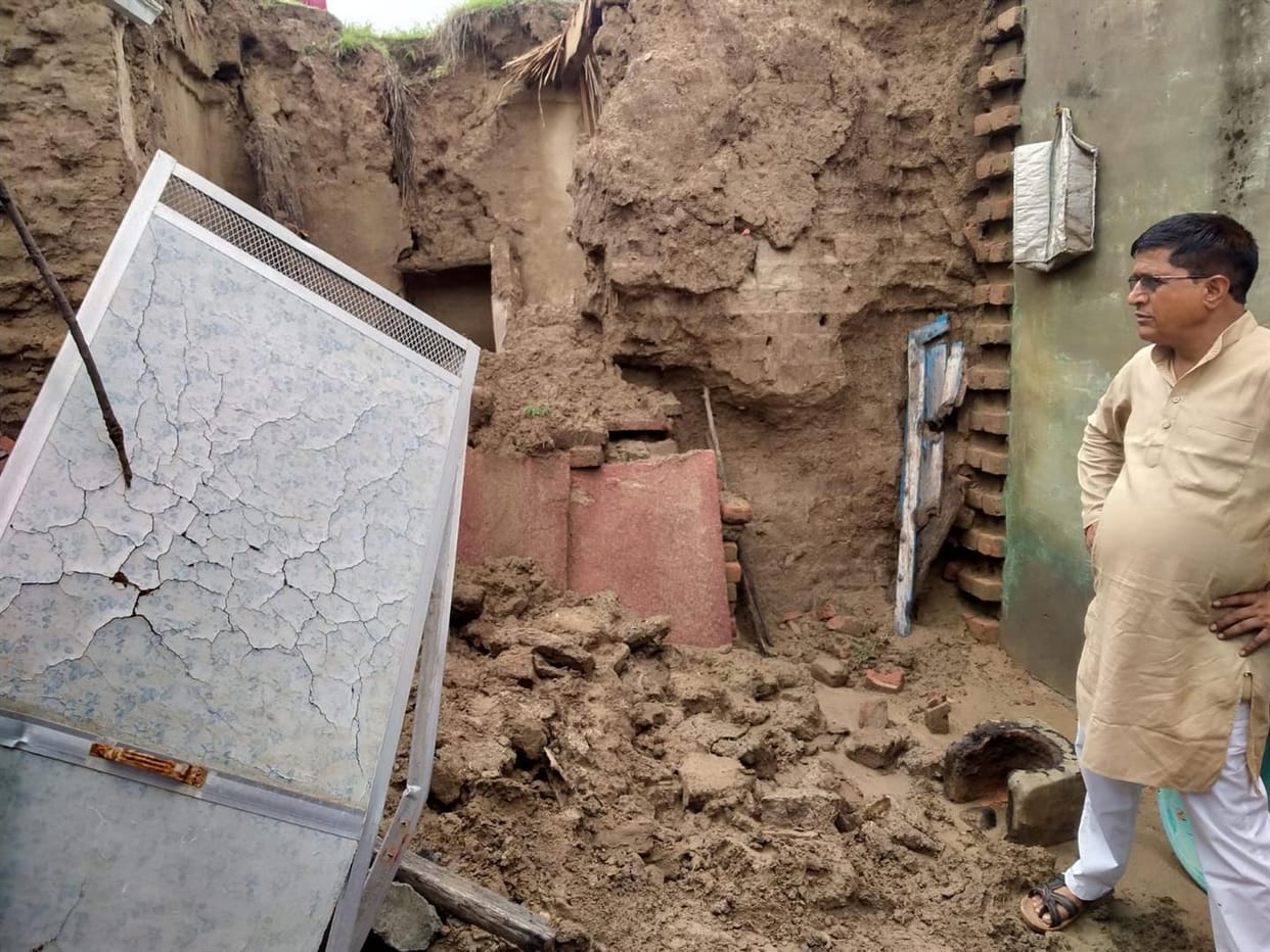 Hathras: In many villages, kutcha houses collapsed, walls collapsed, roof collapsed, three people injured