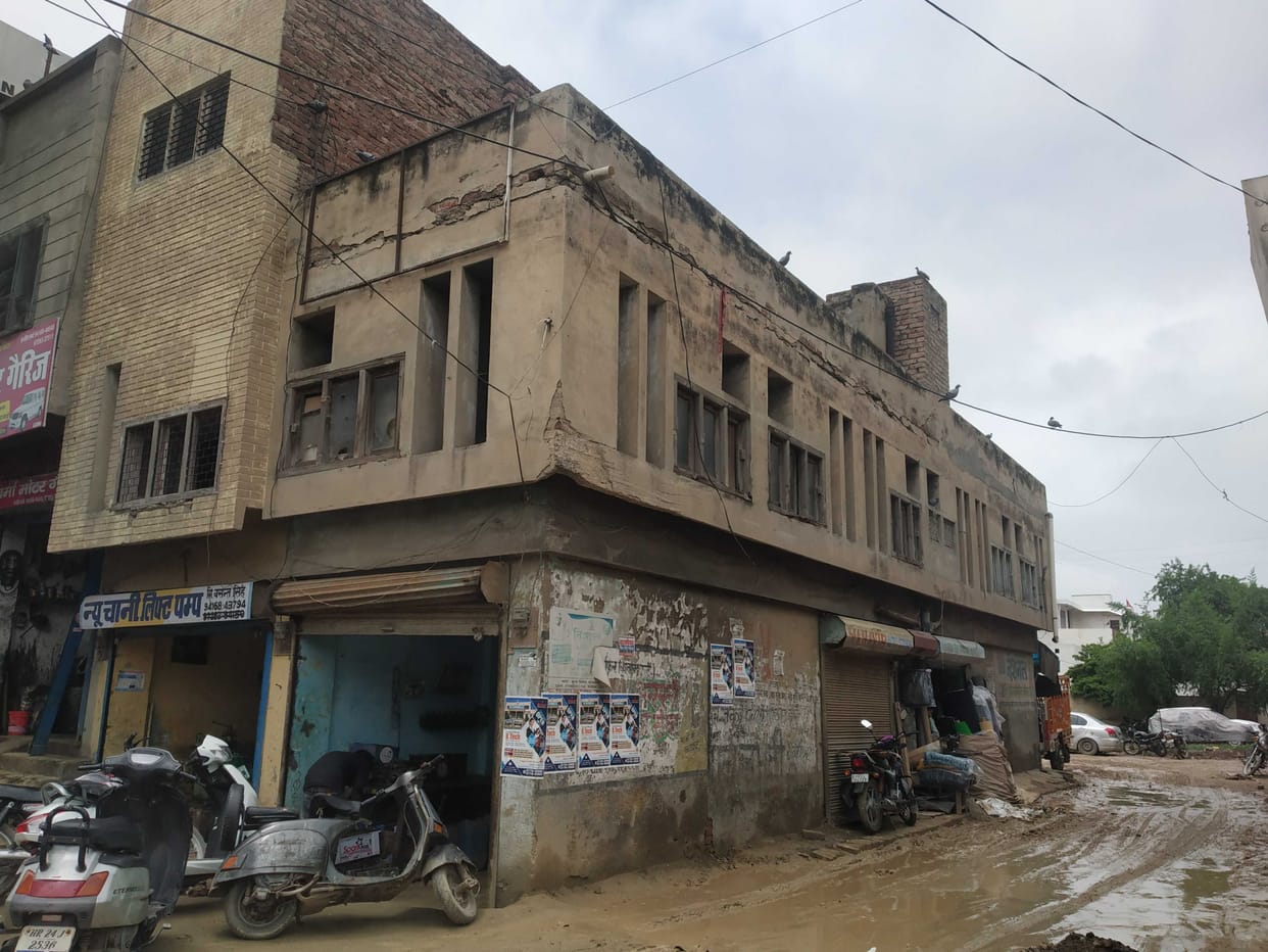 More than 150 dilapidated buildings including city council, a big accident can happen in rain