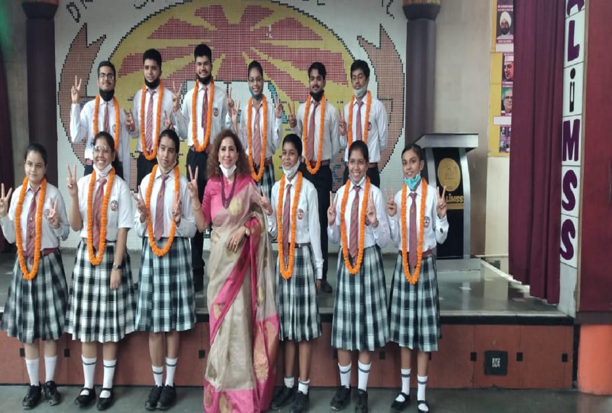 CBSE 12th Result 2021 faces of the students become bright after result Aviral pandey of sunbeam lahartara Varanasi gets 99.80 percent marks