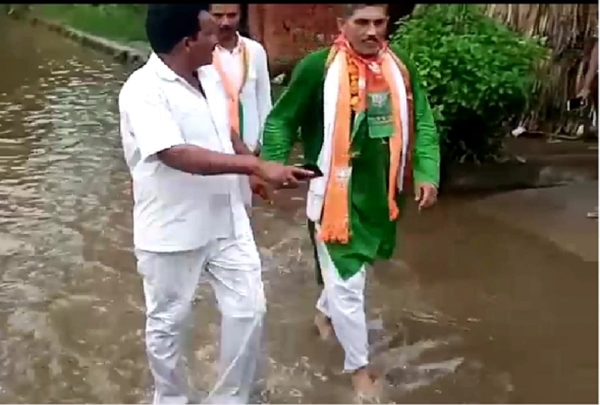 angry people made BJP MLA Kamal Malik run in sewer water at Garhmukteshwar of Hapur district