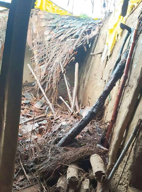 Four houses fell due to drizzling rain