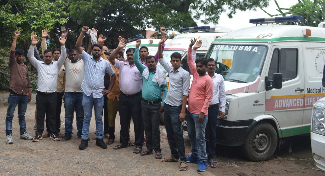 Hathras: Amidst the strike of ambulance workers, the police took the district president into custody, later released