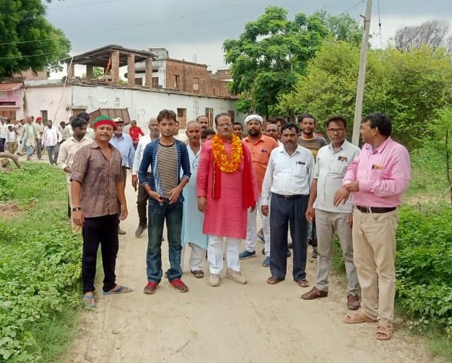 Mirzapur: Gobar gas plant will increase the importance of animal shelters, block chief inspects the plant