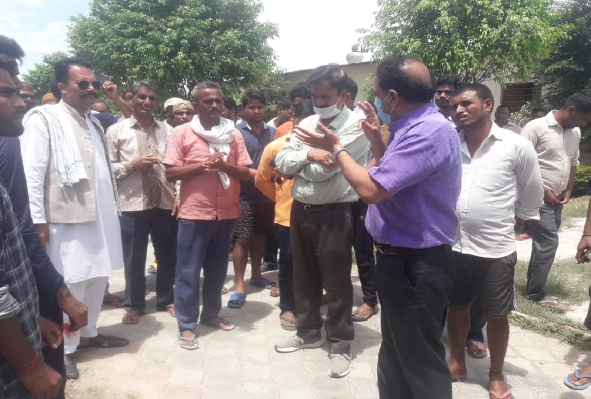 workers for highway widening went on strike due to not getting salary from six month protest on plant