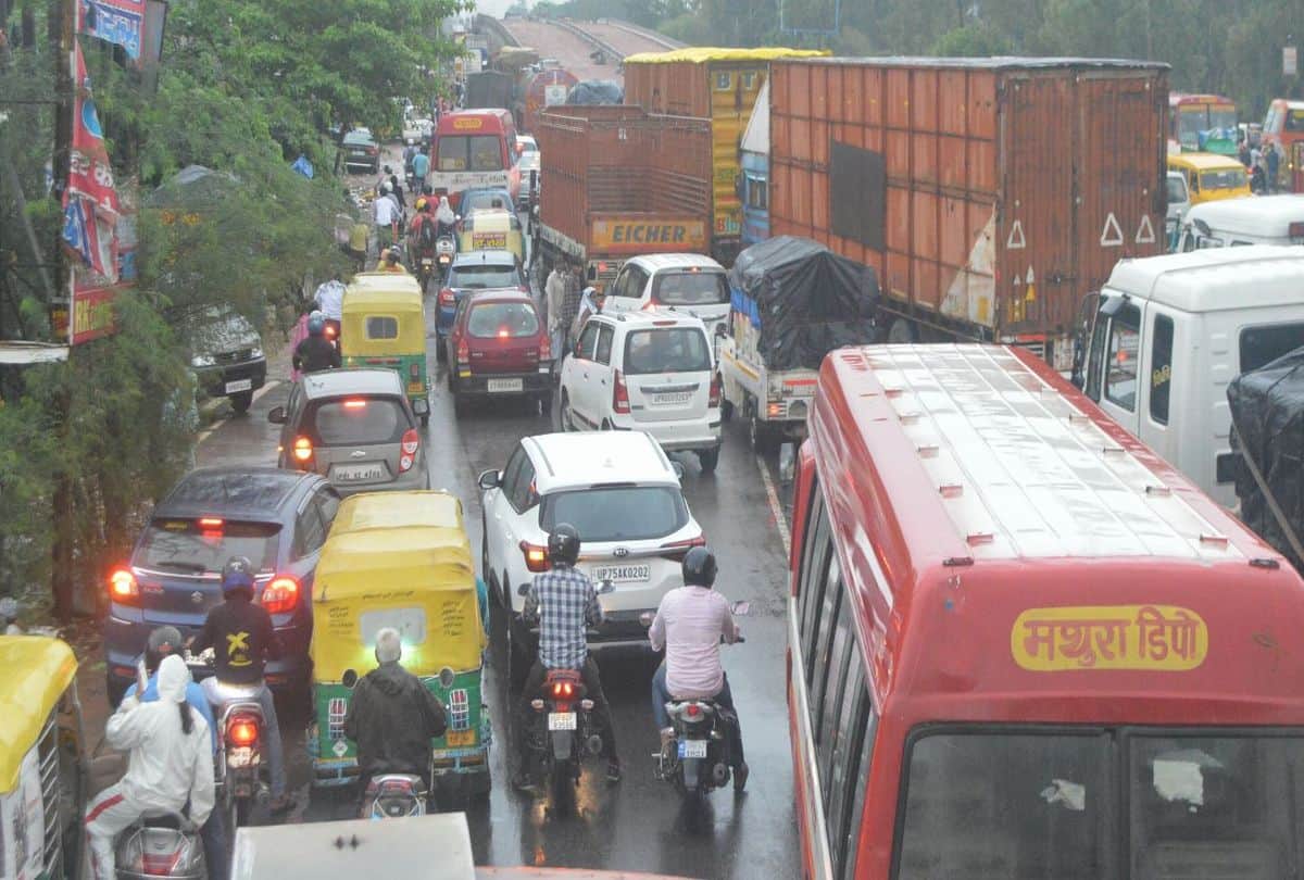 traffic jam on Agra-Delhi highway due to water logging after rain in agra