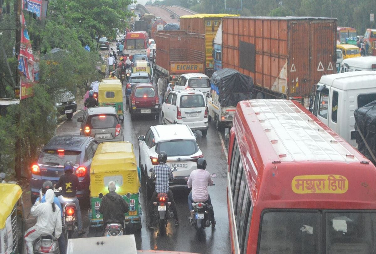 Massive Traffic Jam On MG Road due to Bed Exam in agra