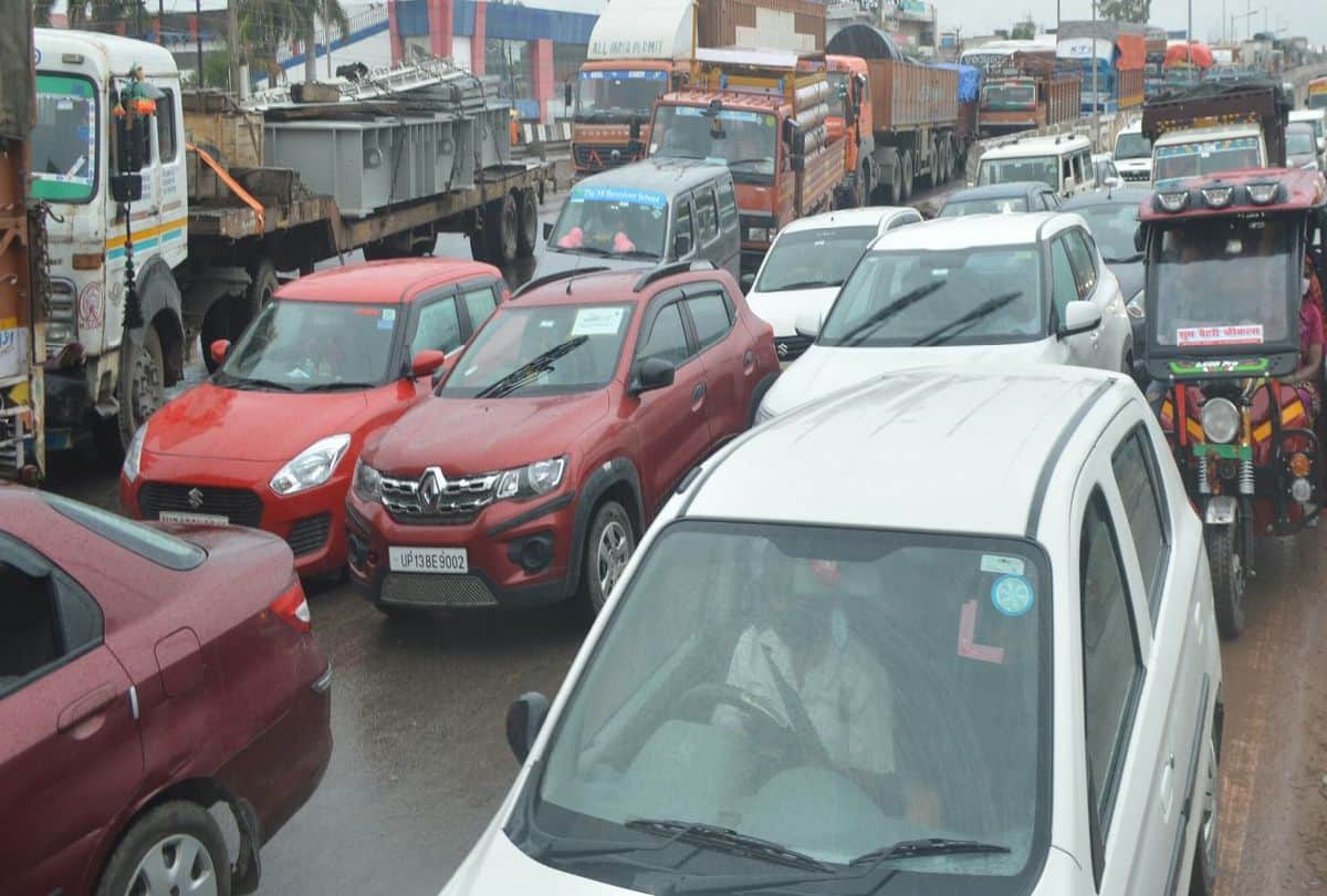 traffic jam on Agra-Delhi highway due to water logging after rain in agra
