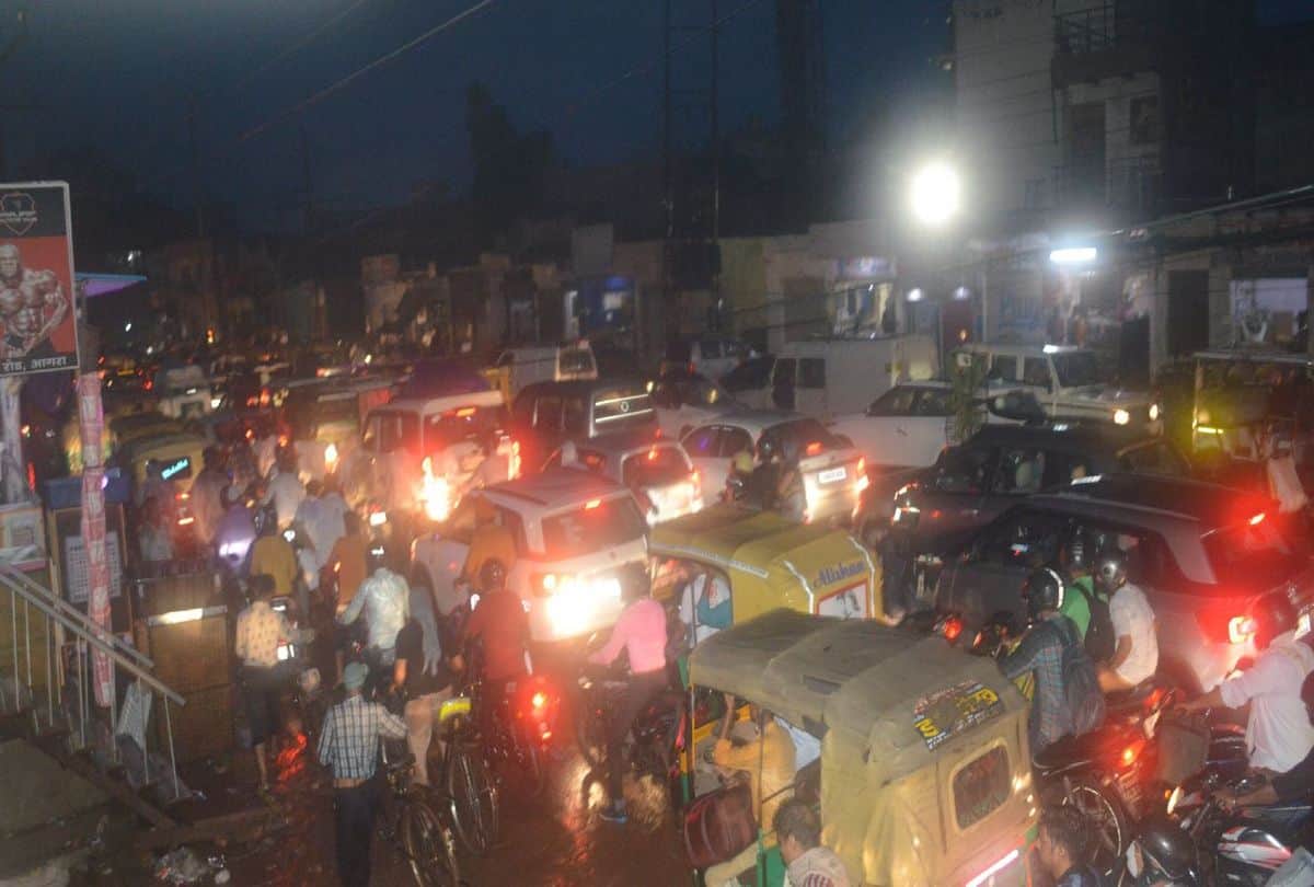 people facing troubles due to waterlogging during rain in agra