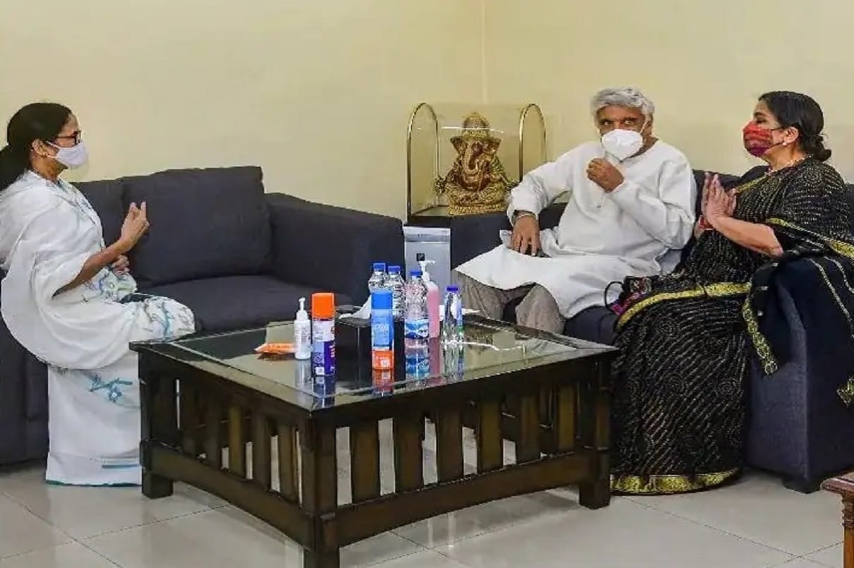 After meeting with Bengal CM Mamta Banerjee Javed Akhtar says there is need for parivartan