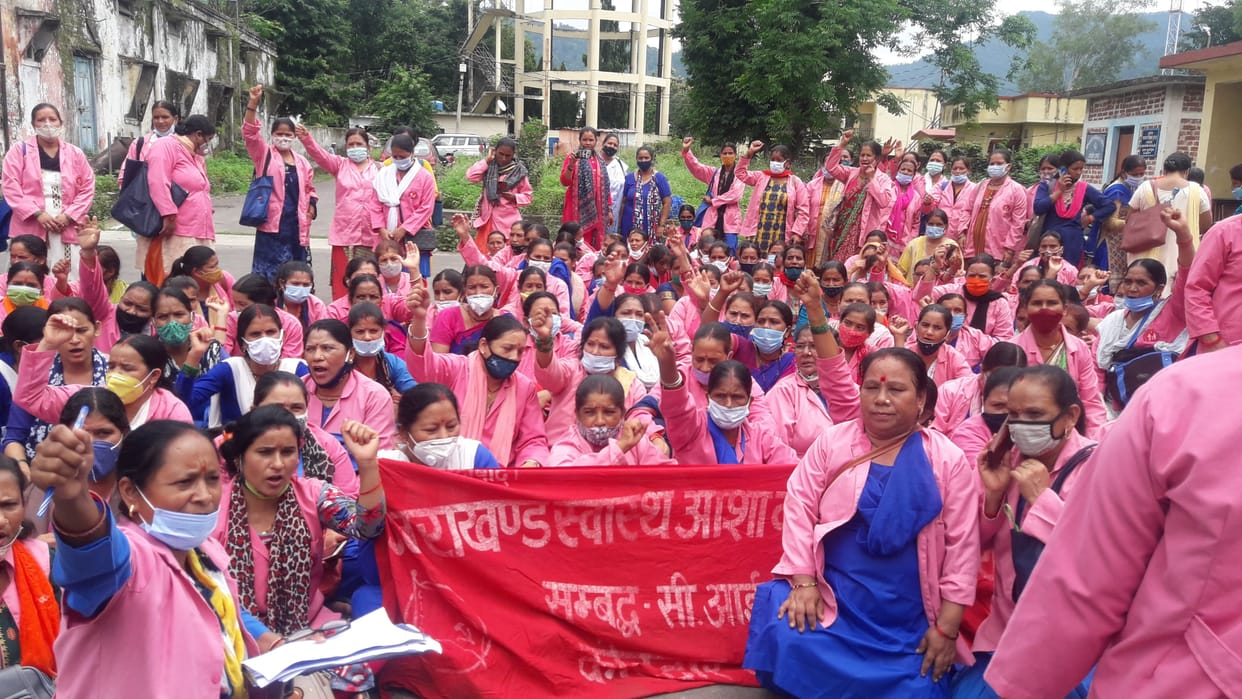 ASHA workers protest in Collectorate