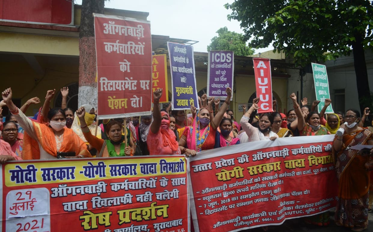 Demonstration of Anganwadi workers at DM office, memorandum