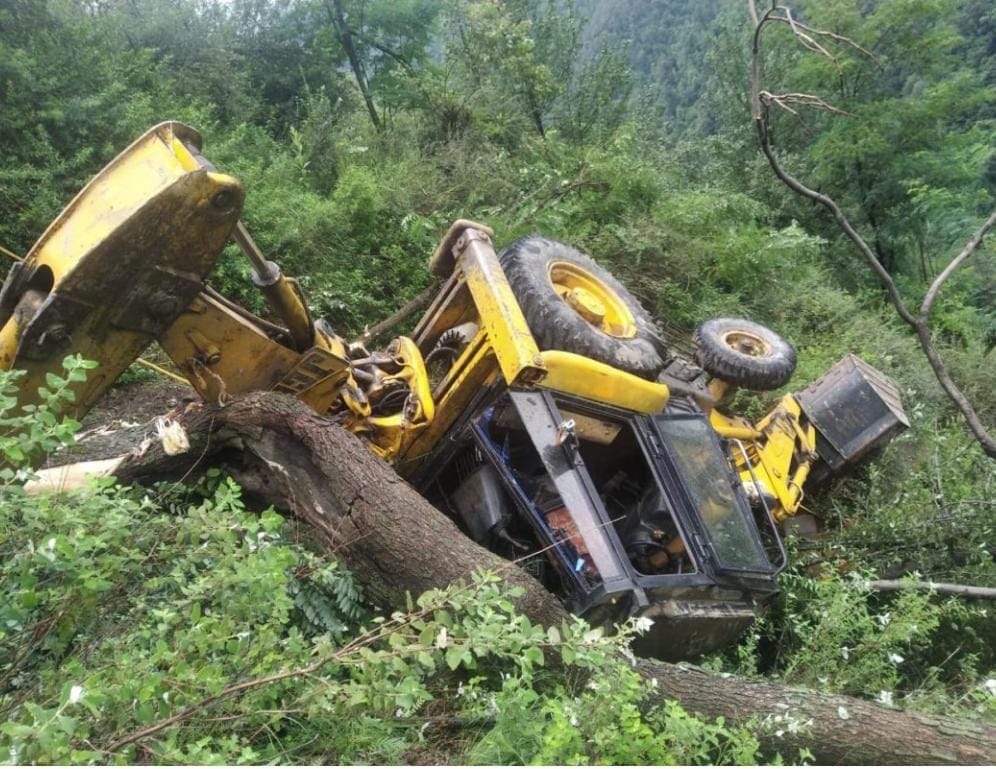 Stones kept falling on NH, speed stopped on ten roads of the district, JCB going to restore Nakrod-Charda road in Kathwar Ghar rolled down, driver broke down, 4 houses, 2 cowsheds, a tin shed damaged