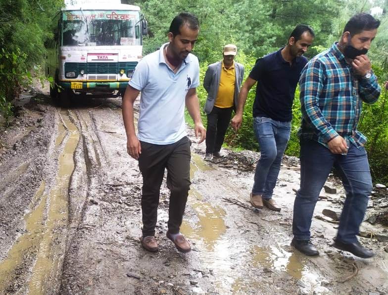 Chaupal-Devat-Kumbra road inviting the accident