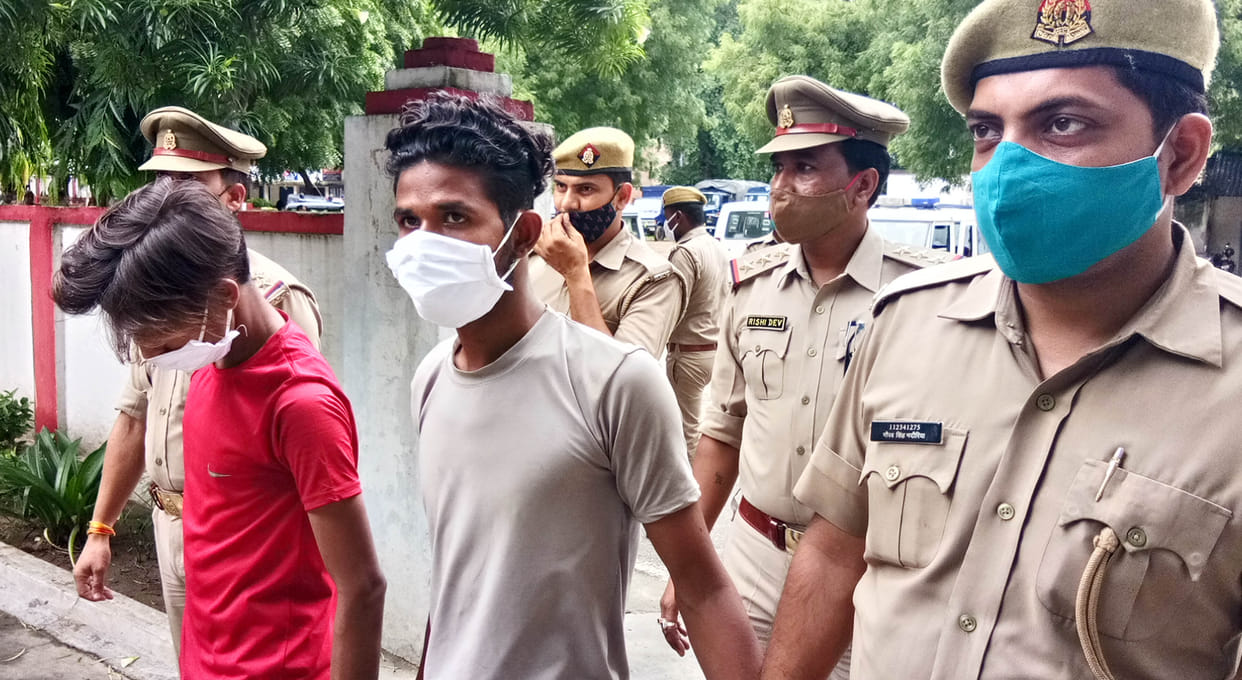 Police arrested four people of bike thief gang