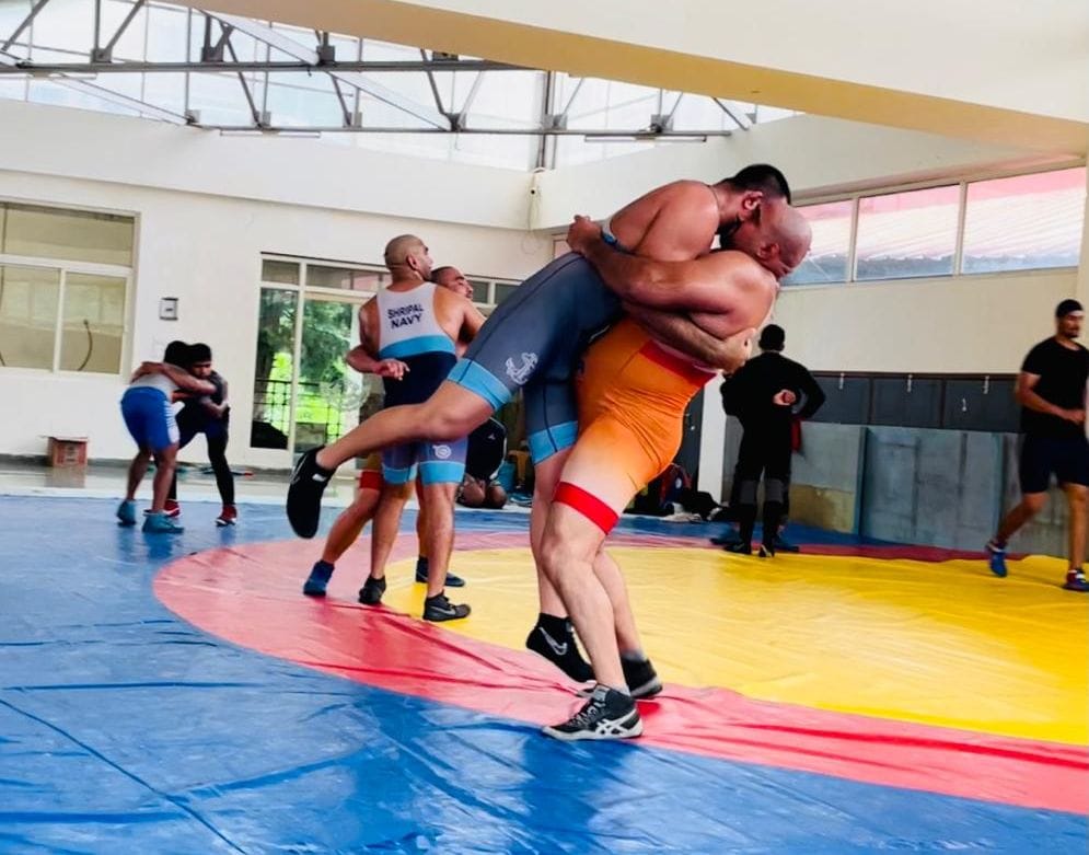 Navy wrestlers are learning to screw the stakes of wrestling