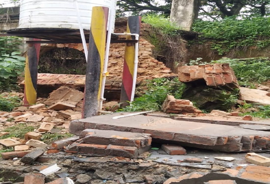 dilapidated wall of Tehsil building fell on woman who went to fill water in chandauli died before hospital