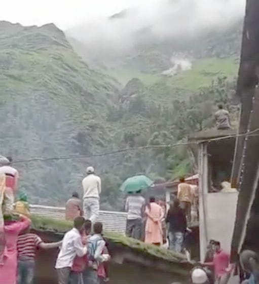 landslide in Bhaled village, villagers ran away after saving their lives, Seeing the falling stones after the hill cracked, villagers screamed, no harm
