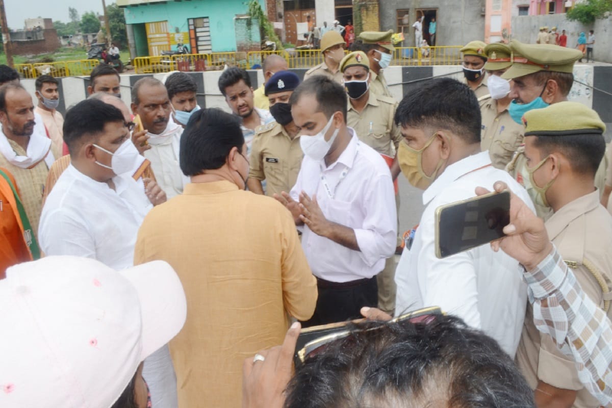 Baghpat News: BJP workers  have not met with Chief Minister Yogi Aditayanath by police and see photos of ruckus