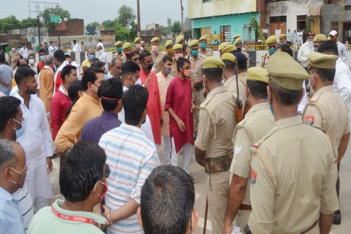 Baghpat News: BJP workers  have not met with Chief Minister Yogi Aditayanath by police and see photos of ruckus