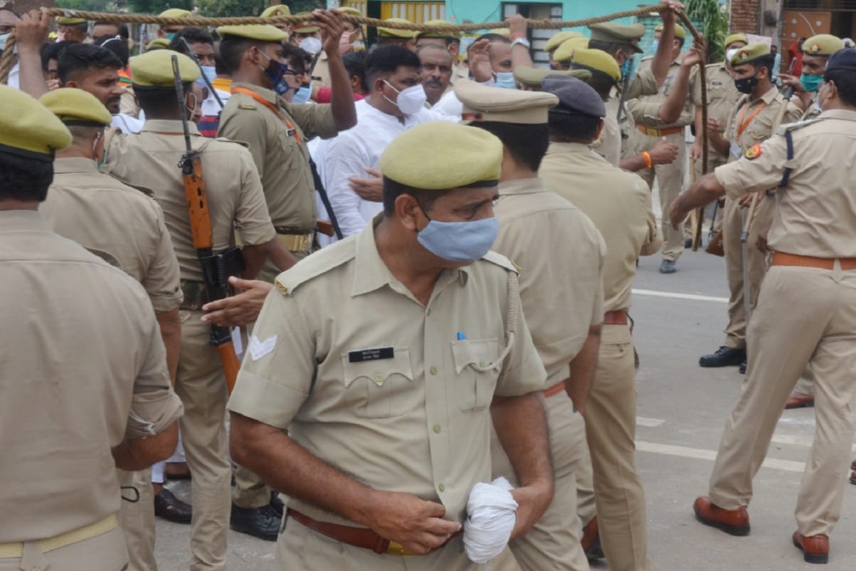 Baghpat News: The RLD workers have not met with Chief Minister by police and they have ruckus in highway and see photos
