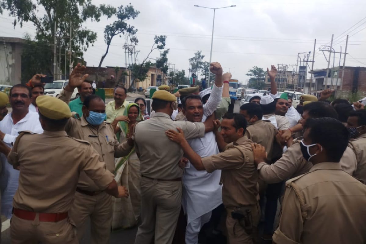 Baghpat News: The RLD workers have not met with Chief Minister by police and they have ruckus in highway and see photos