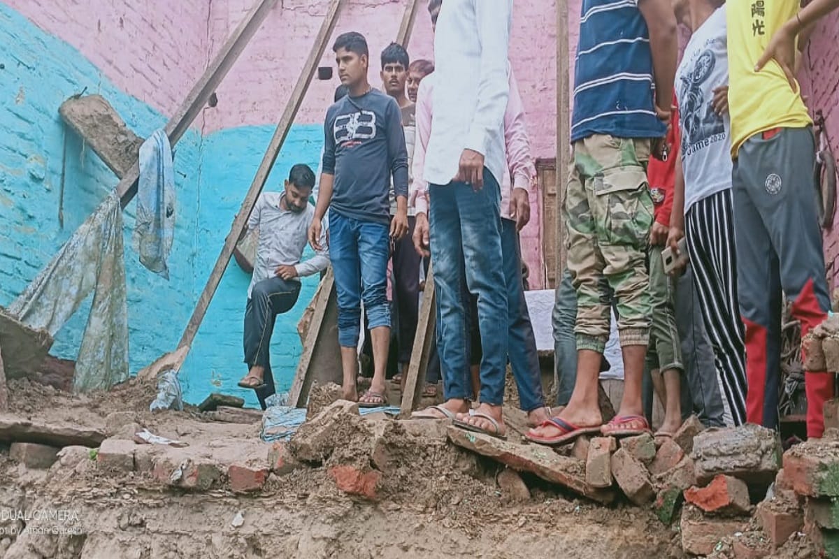 UP News: Two house roofs fall during rain and three died and 11 people injured and see photos