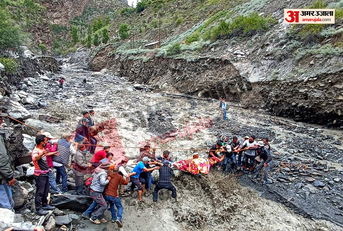 flash flood cloudburst Lahaul himachal news: people crossed flooded Jahlma nullah in lahaul to reach injured youth to hospital in kullu