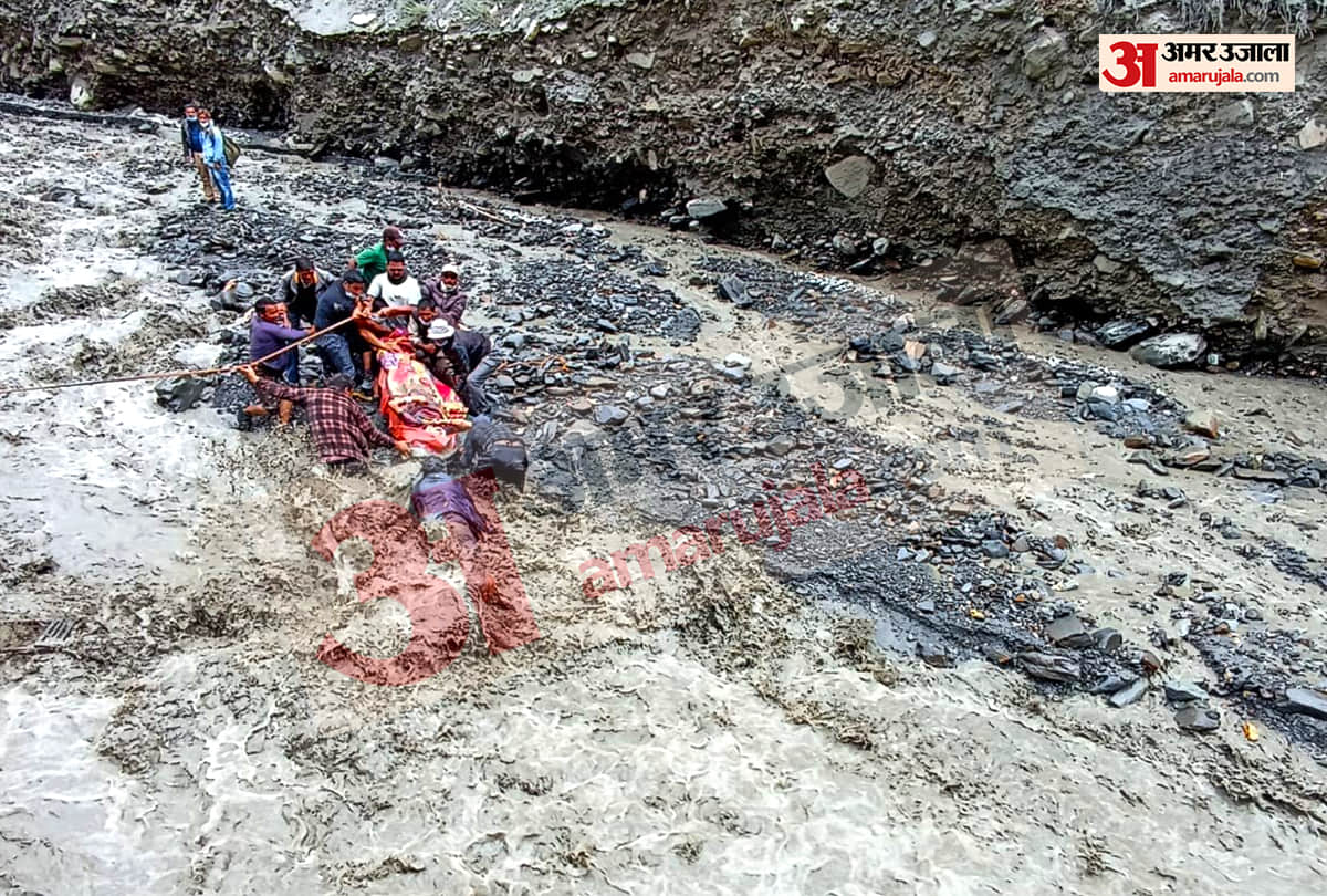 flash flood cloudburst Lahaul himachal news: people crossed flooded Jahlma nullah in lahaul to reach injured youth to hospital in kullu
