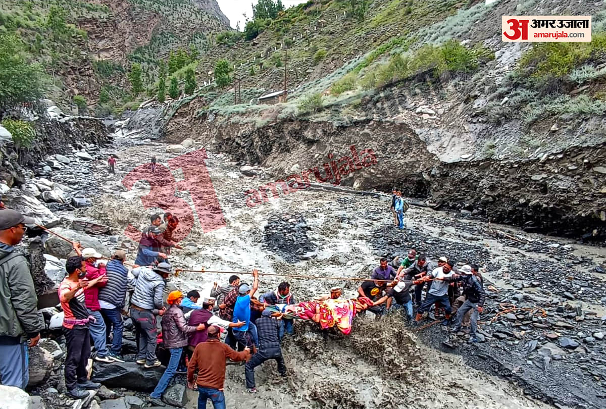 flash flood cloudburst Lahaul himachal news: people crossed flooded Jahlma nullah in lahaul to reach injured youth to hospital in kullu