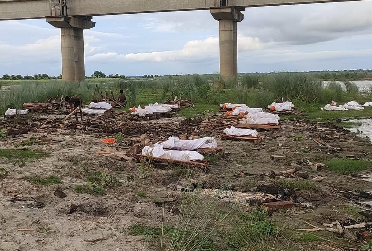 Six more bodies found in Ganga, last rites performed near the dam late in the evening