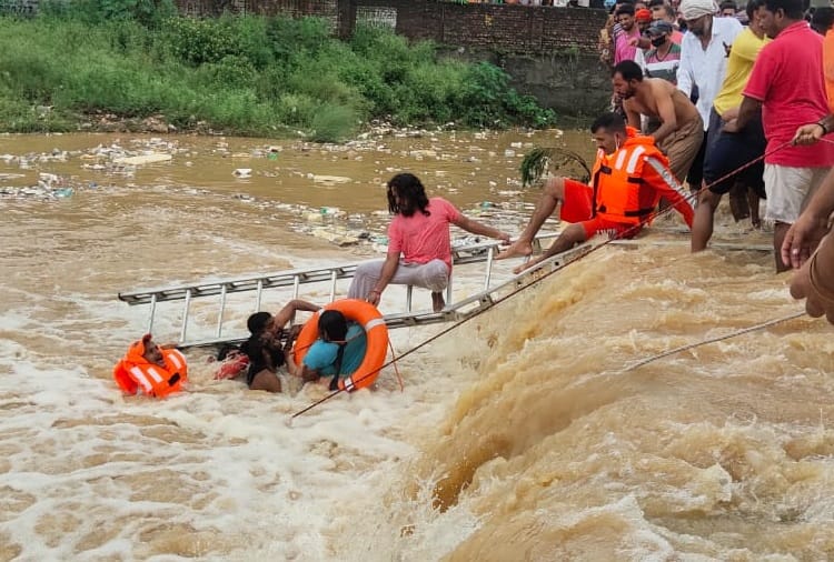 A Girl Fell in Water Rescued after three hours in Pathankot of Punjab