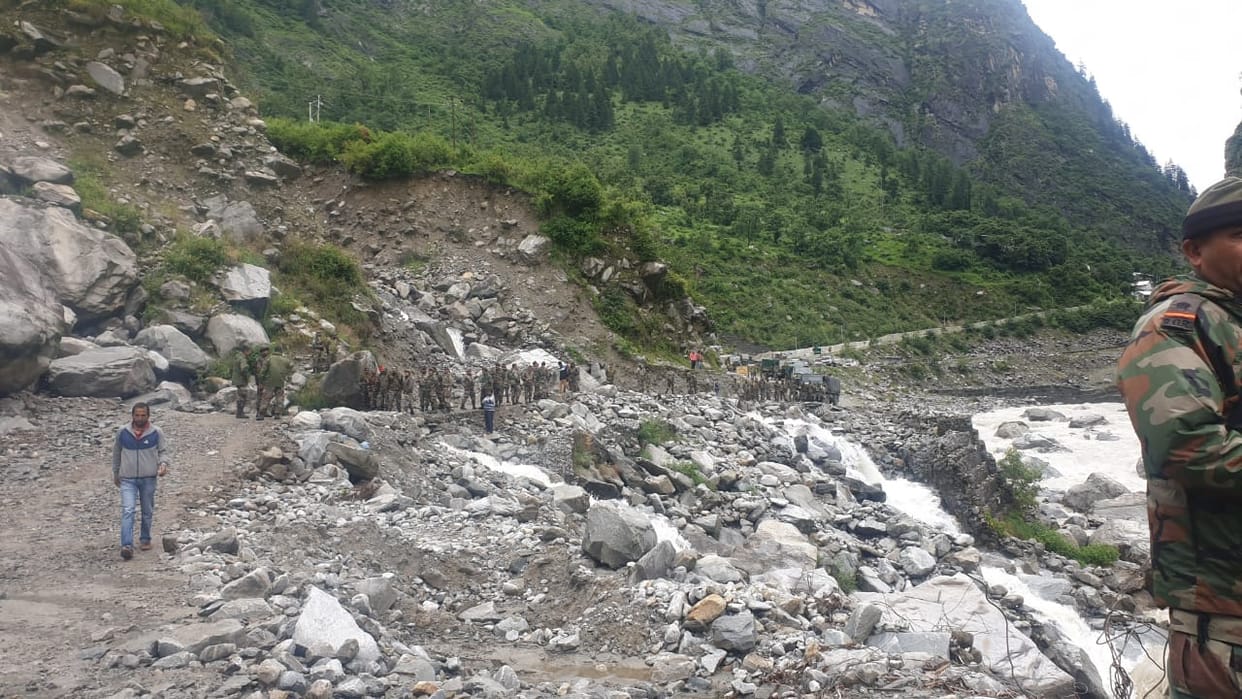 uttarakhand news : badrinath highway was closed, indian army jawan started removing debris