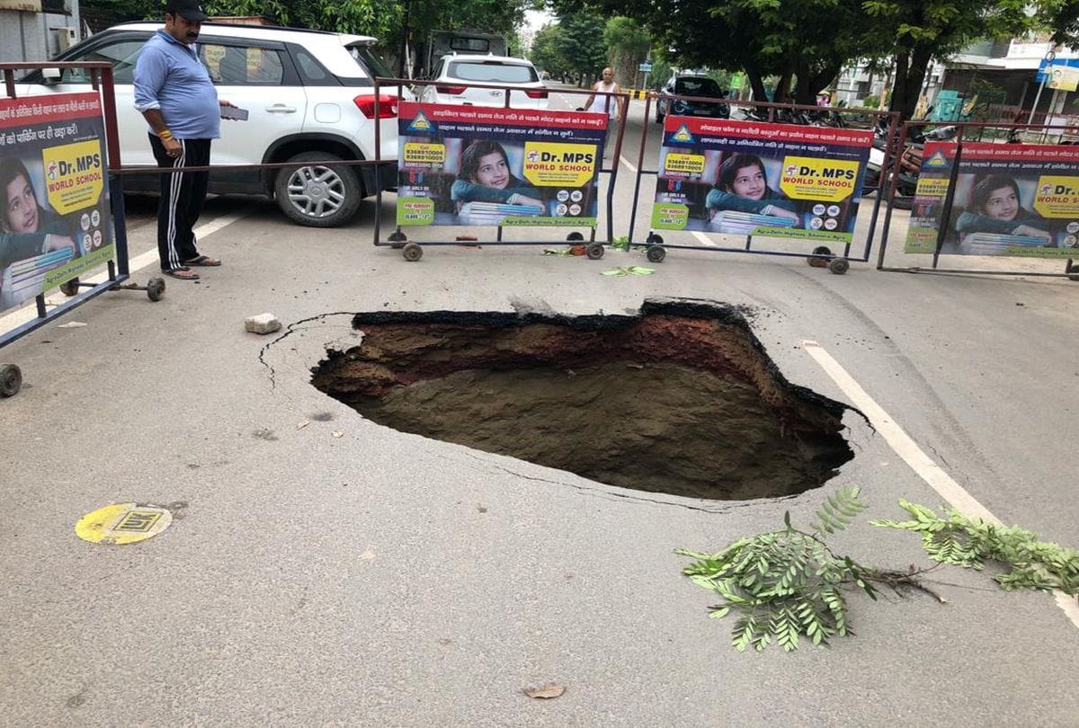 agra dayalbagh road pit car fall in family safe