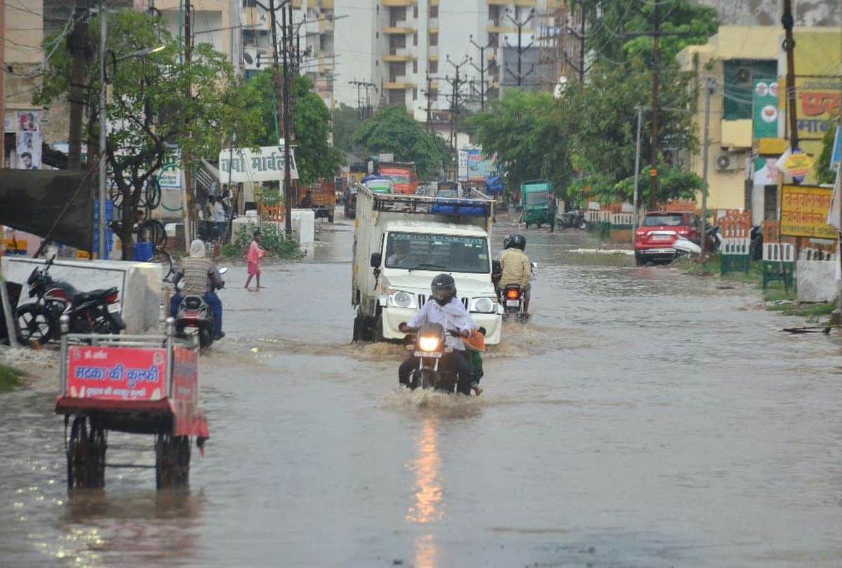 traffic jam on Agra-Delhi highway due to water logging after rain in agra