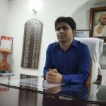 तत्कालीन जिलाधिकारी विजय किरण आनंद। (फाइल फोटो)