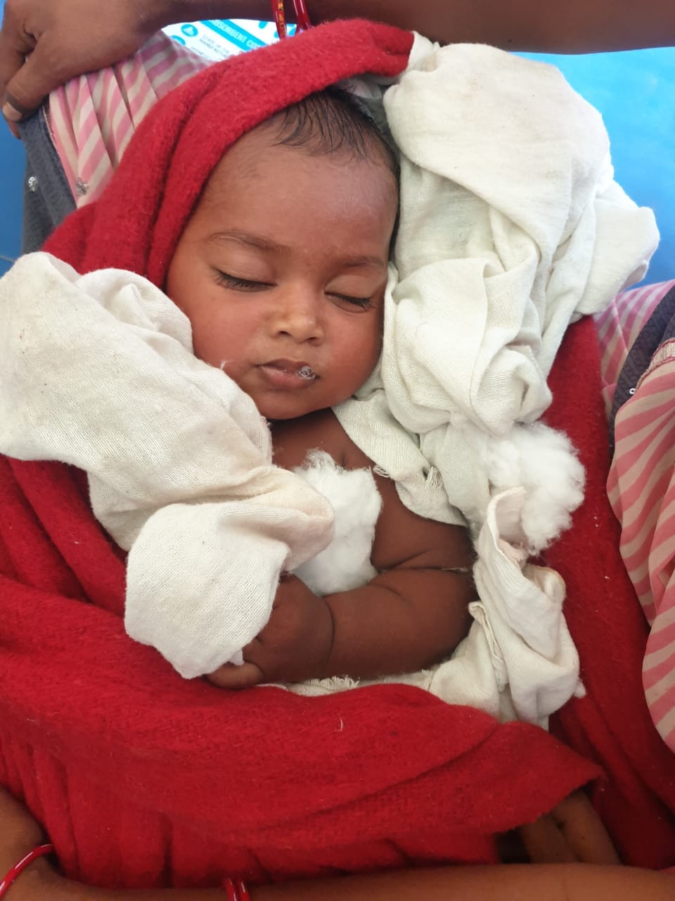 etawah news,15 month old girl fell in the pond, saved by uncle