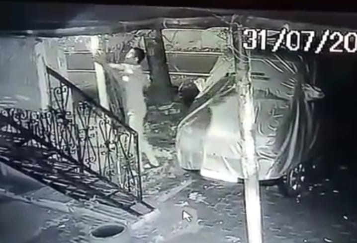 etawah news,thieves took the car from in front of the police station