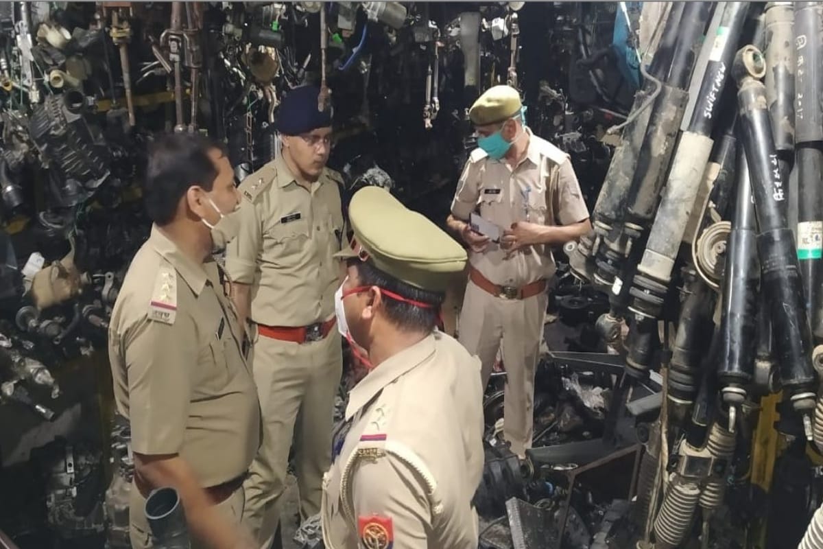 Meerut Police Special 75 raid in Sotiganj, hundreds of luxury vehicles parts recovered,many warehouses sealed in few minutes
